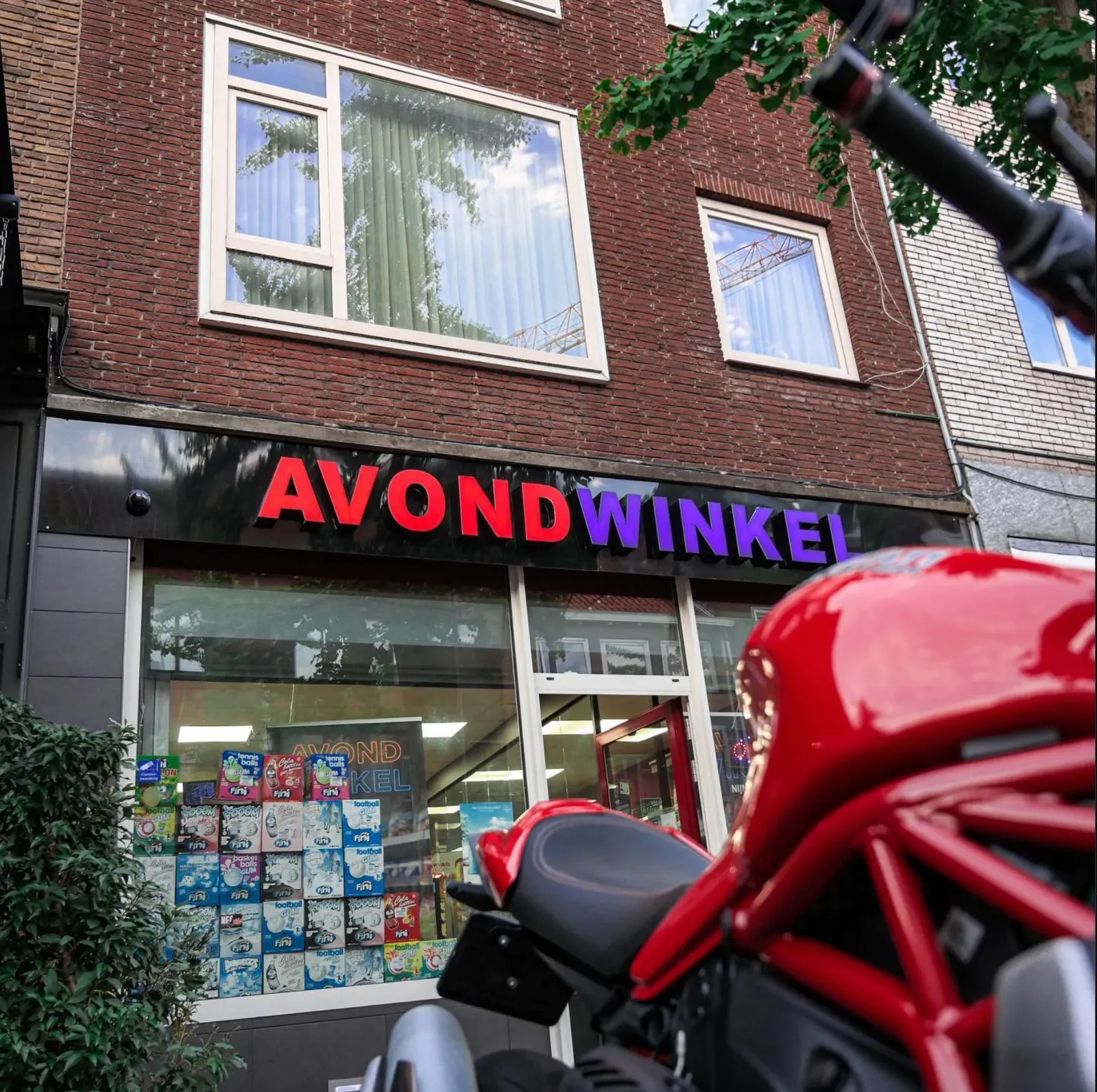 Vooraanzicht van Avondwinkel Nijmegen aan de Hertogstraat 51